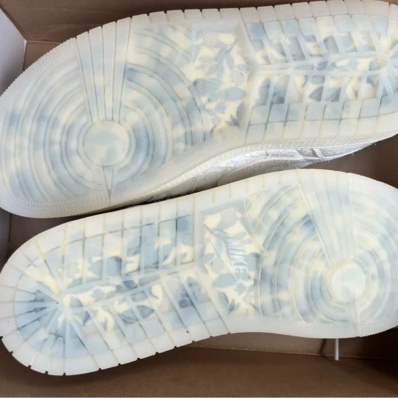 Chris Paul x Air Jordan 1 Low OG "Give Them Flowers" - Picture 8 of 10